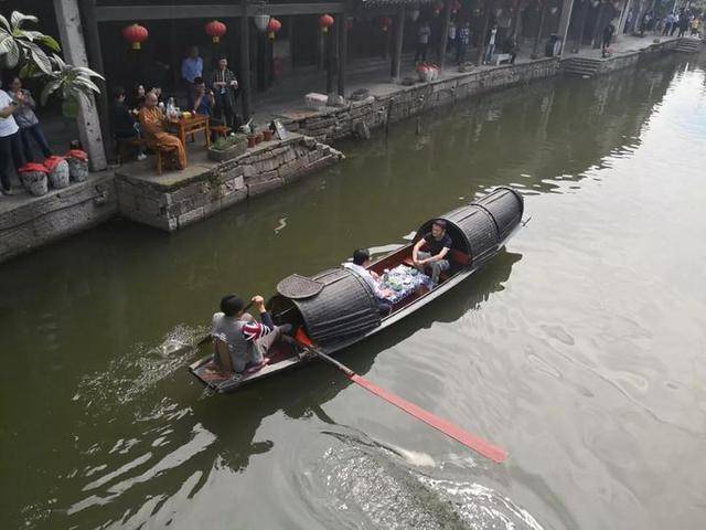 �����������˶��� �Ȼƾ� ������ 