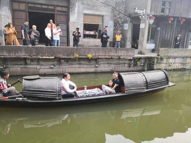 �����������˶��� �Ȼƾ� ������ 