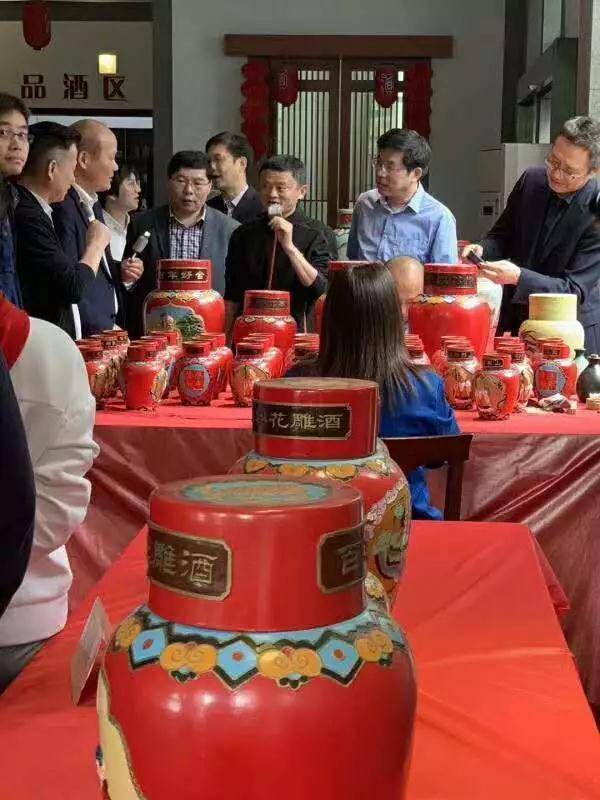 �����������˶��� �Ȼƾ� ������ 