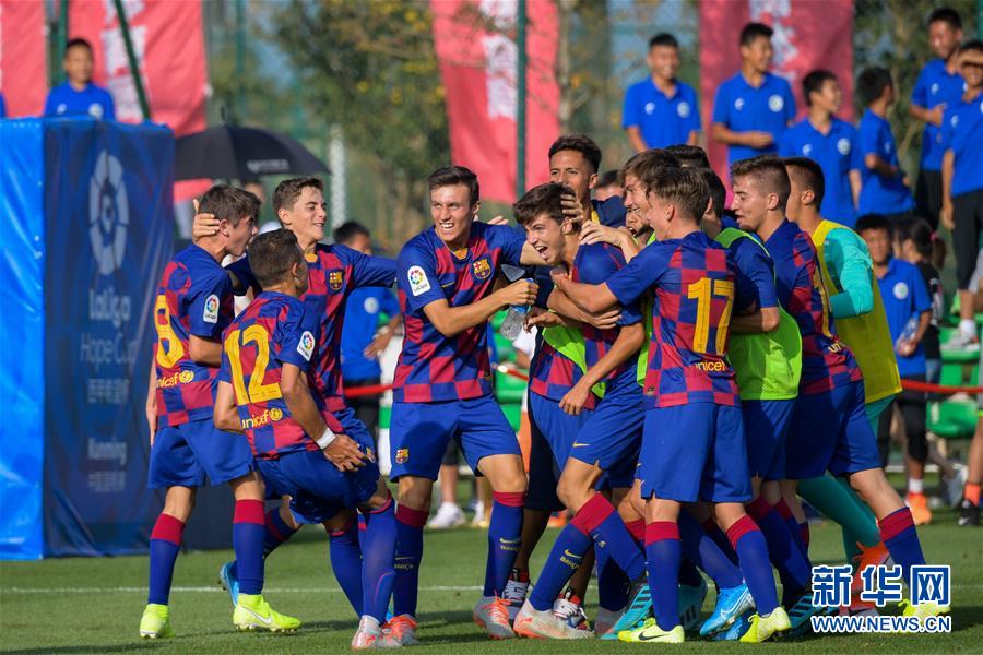 (体育)(1)足球——西甲希望杯中国(昆明)赛开赛