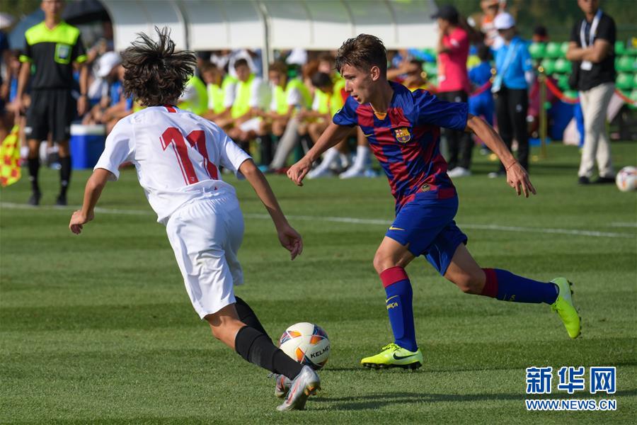 (体育)(2)足球——西甲希望杯中国(昆明)赛开赛