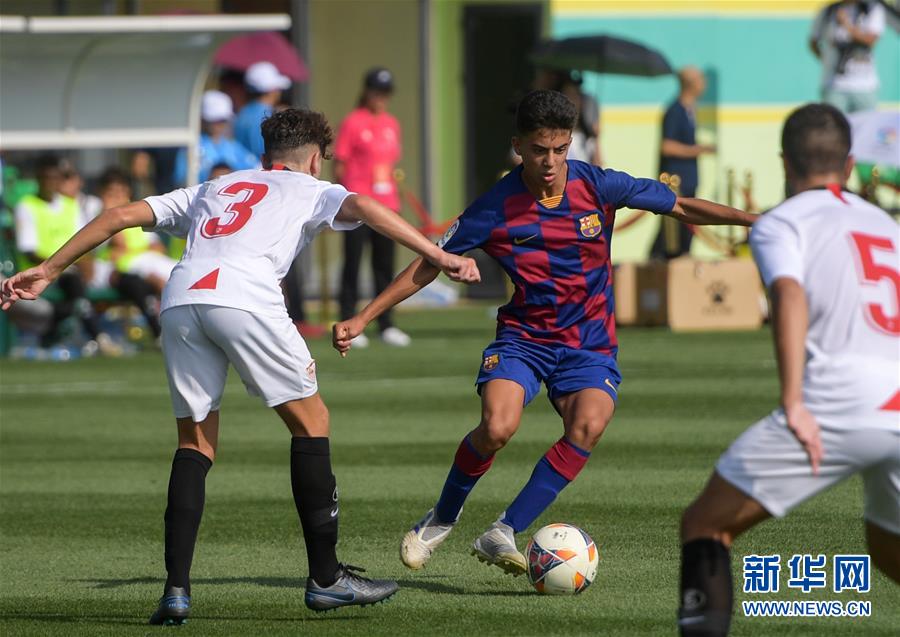 (体育)(3)足球——西甲希望杯中国(昆明)赛开赛