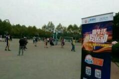 ������У�����ȳ� һ�˱��˴�����ͬʱ����