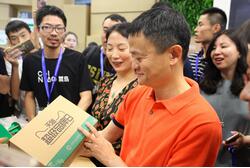 �ù������и��� ��è����Ʒ�����ƶ���ɫ�����ж�