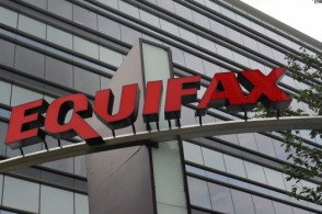 �������ž�ͷEquifax�ɼ۱�����17%   �漰1.43���û���Ϣ����