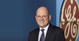 ͨ�õ�����CEO John Flannery����һ����Ӳ�̡�