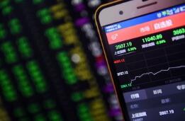 ��Ѷ����ָС���Ϳ���0.18%����3415.59�� �������Ƿ���ǰ