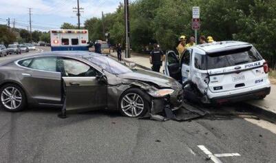 ��˹��Model S�ڼ��������ɺ�̲��ײ����һ��ͣ�ŵĿ��о���