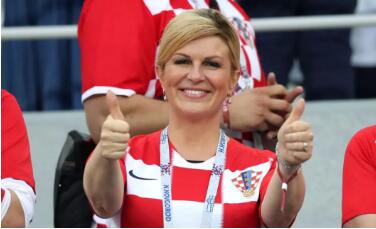 �Ӽ����̵�СѾͷ�����˼��˰���Ů��ͳ����Ϯ���������򵥣�