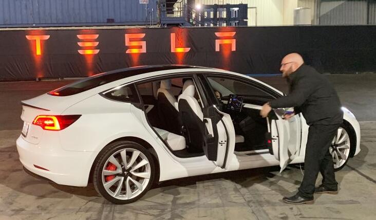 ��˹����˾�Ƴ�����̫�ܻ�ӭ����Y�ͳ���ɼ۱���