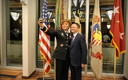 �����������У̸�쵼�������࿿ʲô���������������δ��? 