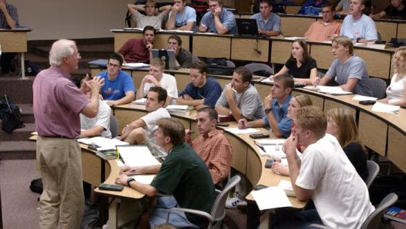 �������صĴ�ѧ��ʼȡ���γ̣��Ƴٱ�ҵ����