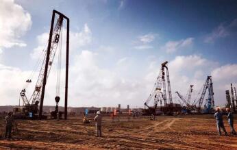 ����ɭ���ڻ�����ϩ��Ŀ��������Ͷ��100����Ԫ