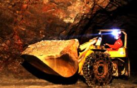 �����ڻ�ҹ������0.84%���Ⱦ�����0.92%������ʯ�ڻ�����3.67%