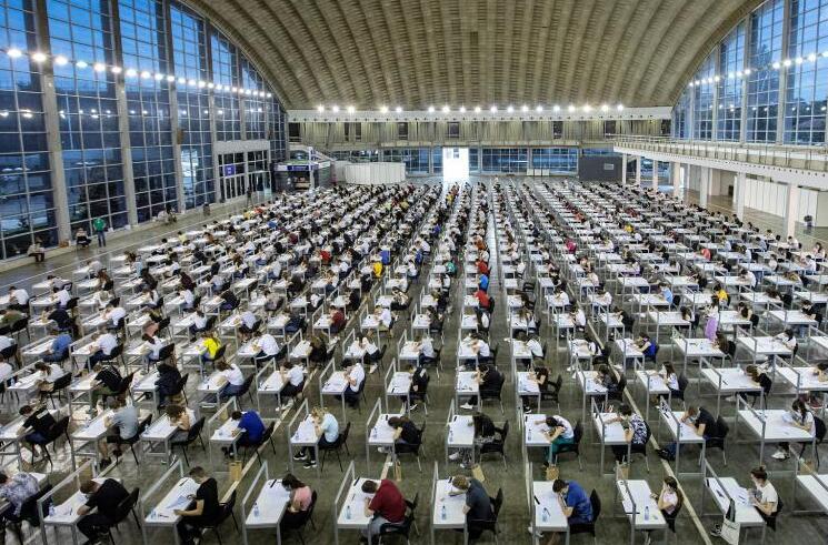 �Ϻ���ˣ��ϰ��꾻��ͬ������135%